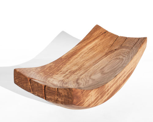 Statuesque vessel sculpture V21354 – a breathtaking art furniture piece by Jörg Pietschmann, flawlessly sculpted to reveal the dense ring formations of the timber and ground high-end spaces with the silent legacy of centuries.
