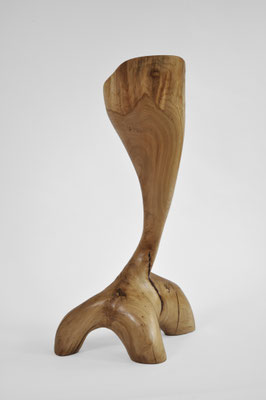Abstract hand-carved oak sculpture V1659 by Jörg Pietschmann, with a chalice-like top and an elegant curved base resembling a fin or root, on a seamless white background.