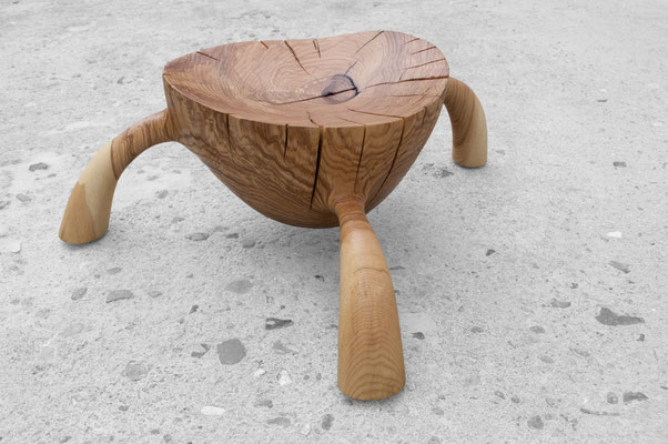 Elegant contemporary vessel Ash V1578 – a captivating hollowed artwork by Jörg Pietschmann, masterfully shaped to expose the sweeping, organic contours of the timber and elevate high-end environments with the architectural evolution of nature.