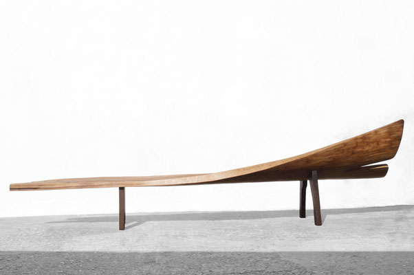 Monumental gallery bench B2251 in structured oak and deep smoked oak – an extraordinary 4-meter functional sculpture by Jörg Pietschmann, flawlessly hand-carved to balance rich organic mass with architectural presence, grounding premium spaces with the si