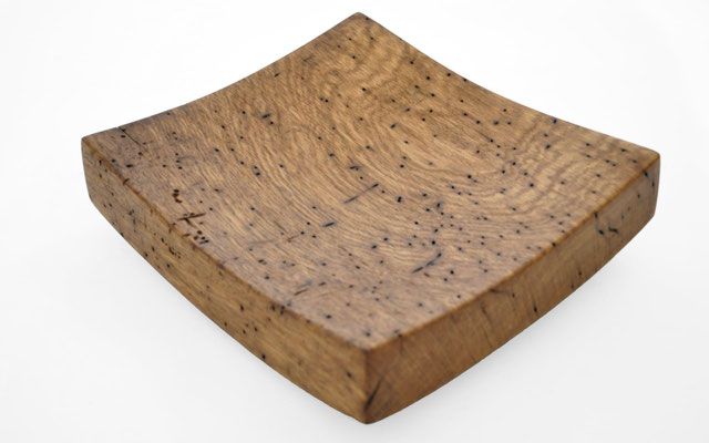 Harmonious oak vessel V21574 – a balanced, poetic wooden bowl by Jörg Pietschmann, designed to reflect the quiet beauty of forest growth through its subtle color variations and masterly finish.