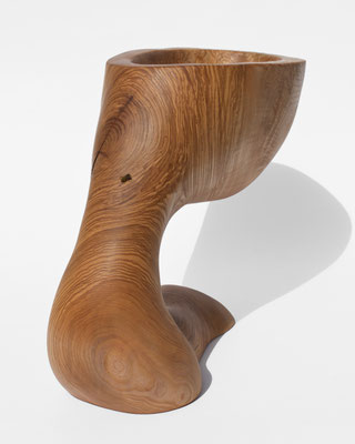 Dynamic sculpture bowl V2740 in organic ash – an extraordinary hollowed artwork by Jörg Pietschmann, mindfully carved to follow the natural flow of the fiber and enrich contemporary spaces with the living memory of nature.