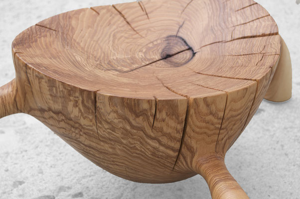 Elegant contemporary vessel Ash V1578 – a captivating hollowed artwork by Jörg Pietschmann, masterfully shaped to expose the sweeping, organic contours of the timber and elevate high-end environments with the architectural evolution of nature.