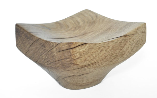 Minimalist oak bowl V21434 – a finely balanced contemporary vessel by Jörg Pietschmann, focusing on clean geometry and smooth surfaces that highlight the timeless elegance of classic oak timber.