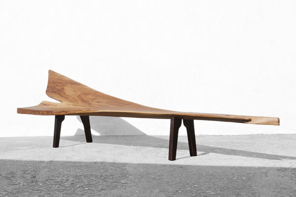 Monumental gallery bench B2251 in structured oak and deep smoked oak – an extraordinary 4-meter functional sculpture by Jörg Pietschmann, flawlessly hand-carved to balance rich organic mass with architectural presence, grounding premium spaces with the si