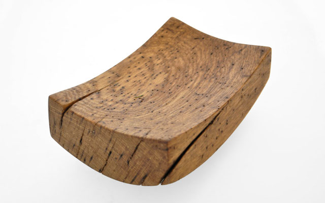 Spherical oak vessel V21604 – a perfectly rounded, hollowed sculpture by Jörg Pietschmann that acts as a focal point in luxury design, drawing eyes to its circular grain orientation.