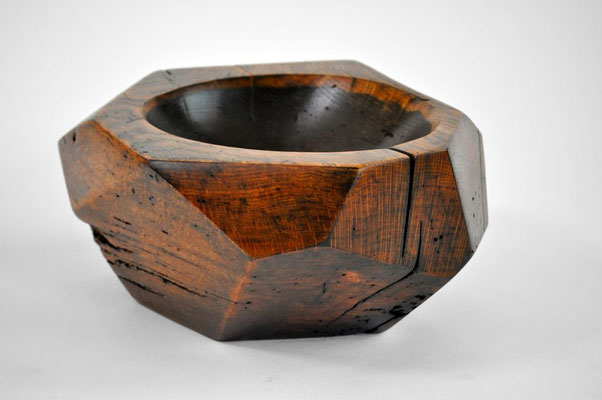 Harmonious designer bowl Oak, carbonized V1214 – an evocative hollowed sculpture by Jörg Pietschmann, hand-finished to balance raw organic textures with sophisticated geometric mass, infusing modern spaces with the primeval elegance of the woods.