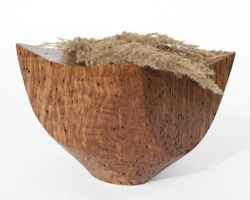 Fluid vessel sculpture ancient Oak V21294 – a breathtaking hollowed masterpiece by Jörg Pietschmann, balancing rich organic mass with refined contours to channel the timeless echo of the earth into premium contemporary environments.