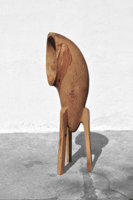 Geometric oak art object V1376 – a striking fusion of sharp architectural angles and organic wood textures, handcrafted to perfection by artist Jörg Pietschmann.