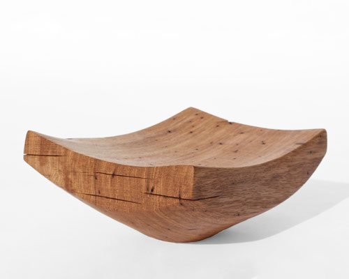 Monolithic artisan bowl Oak V21324 – an imposing hollowed sculpture by Jörg Pietschmann, hand-carved to emphasize the rugged surface grain and bring the raw topography of nature into high-end architectural concepts.
