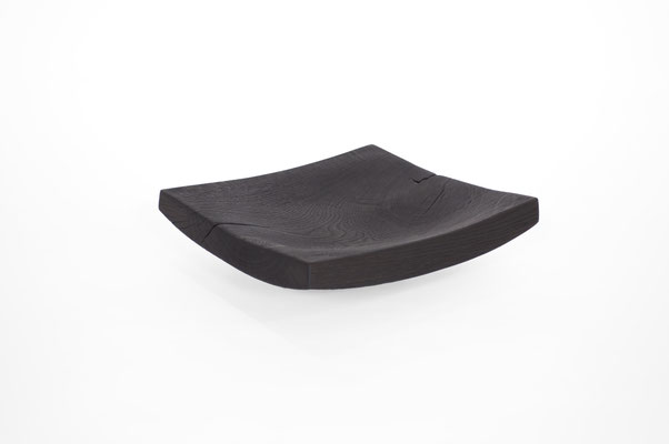 Monolithic vessel sculpture Ash burned V2871 – an extraordinary hollowed masterpiece by Jörg Pietschmann, hand-carved to honor the immense, raw structural strength of the timber and ground luxury interiors with the monumental power of the elements.