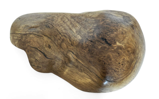 Ancestral gallery vessel Oak V0295 – a profound hollowed artwork by Jörg Pietschmann, masterfully shaped to expose the rich, organic soul of the timber and elevate high-end environments with the primal spirit of the wilderness.