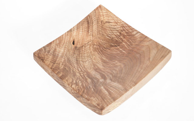 Fluid vessel sculpture V2921 in fine ash – a breathtaking hollowed masterpiece by Jörg Pietschmann, balancing rich organic mass with refined contours to channel the timeless echo of the earth into premium contemporary environments.