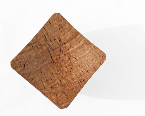 Fluid vessel sculpture ancient Oak V21294 – a breathtaking hollowed masterpiece by Jörg Pietschmann, balancing rich organic mass with refined contours to channel the timeless echo of the earth into premium contemporary environments.