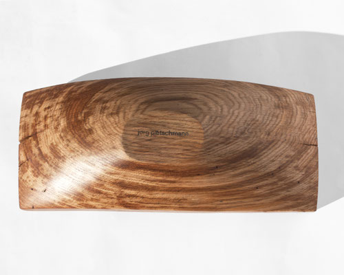 Statuesque vessel sculpture V21354 – a breathtaking art furniture piece by Jörg Pietschmann, flawlessly sculpted to reveal the dense ring formations of the timber and ground high-end spaces with the silent legacy of centuries.
