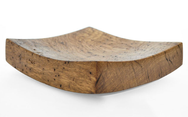Harmonious oak vessel V21574 – a balanced, poetic wooden bowl by Jörg Pietschmann, designed to reflect the quiet beauty of forest growth through its subtle color variations and masterly finish.