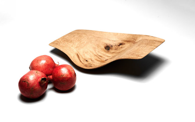 Rare service tree vessel V0128 – an exceptional hollowed artwork by Jörg Pietschmann, masterfully shaped to showcase the fine, velvety grain of this precious timber and enrich sophisticated spaces with natural elegance.