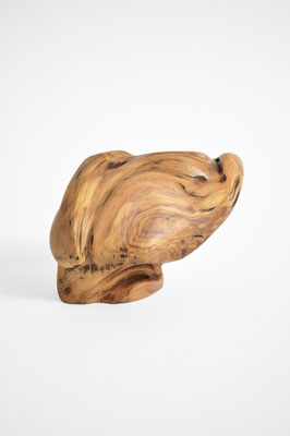 Abstract Aleppo pine wood sculpture S1369 by Jörg Pietschmann, showing a polished, golden-brown organic form with fluid, swirling grain patterns, wave-like dynamic lines, and dark natural accents on a solid white studio background.
