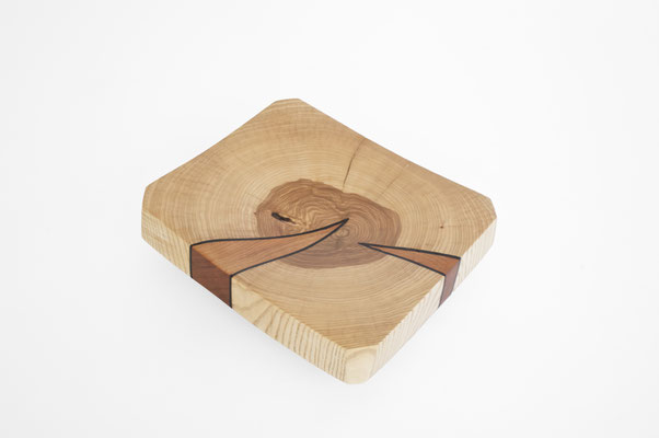 Elegant artisan bowl in rich Ash and cherry wood – a contemplative hollowed artwork by Jörg Pietschmann, mindfully shaped to reveal the warm, poetic undertones of the grain and enrich sophisticated spaces with a calm, timeless presence.