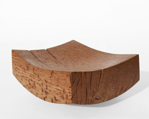 Contemplative artisan bowl Oak V21304 – a profound hollowed sculpture by Jörg Pietschmann, masterfully shaped to reveal the dark, hidden layers of the timber's history and enrich sophisticated spaces with the mystic echo of the woodlands.