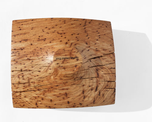 Contemplative artisan bowl Oak V21304 – a profound hollowed sculpture by Jörg Pietschmann, masterfully shaped to reveal the dark, hidden layers of the timber's history and enrich sophisticated spaces with the mystic echo of the woodlands.