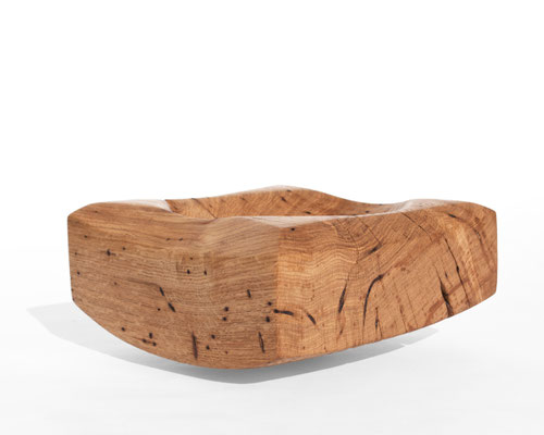 Refined vessel sculpture Oak V21094 – a sublime hollowed artwork by Jörg Pietschmann, fluidly carved to showcase the delicate interplay of light and deep grain, infusing high-end interiors with the sculptural harmony of the wilderness