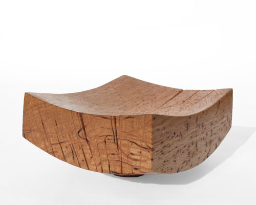 Contemplative artisan bowl Oak V21304 – a profound hollowed sculpture by Jörg Pietschmann, masterfully shaped to reveal the dark, hidden layers of the timber's history and enrich sophisticated spaces with the mystic echo of the woodlands.