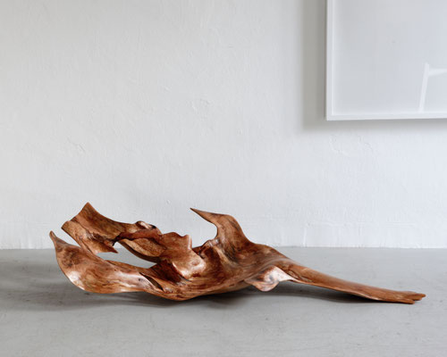 Expressive willow wood sculpture S0184 – a softly contoured, poetic art object by Jörg Pietschmann, celebrating the fibrous, velvety textures of seasoned willow.