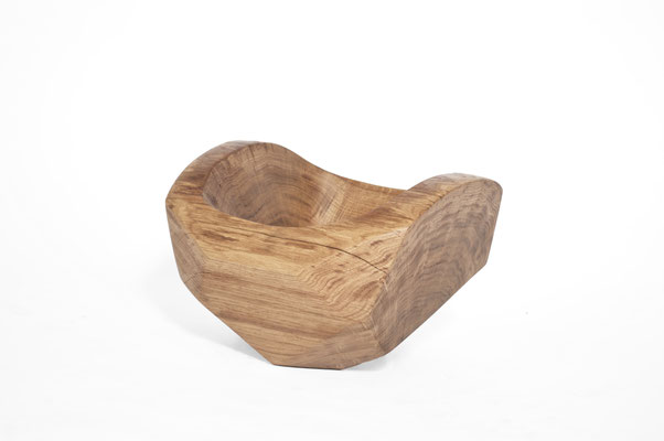 Elegant ash vessel V2941 – a captivating hollowed artwork by Jörg Pietschmann, masterfully shaped to expose the sweeping, organic contours of the timber and elevate high-end environments with the architectural evolution of nature.