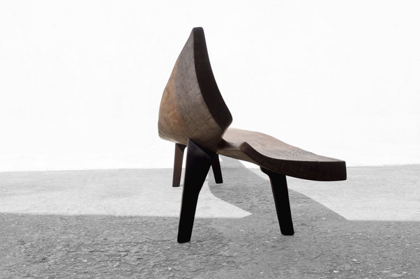 Monumental gallery bench B2251 in structured oak and deep smoked oak – an extraordinary 4-meter functional sculpture by Jörg Pietschmann, flawlessly hand-carved to balance rich organic mass with architectural presence, grounding premium spaces with the si