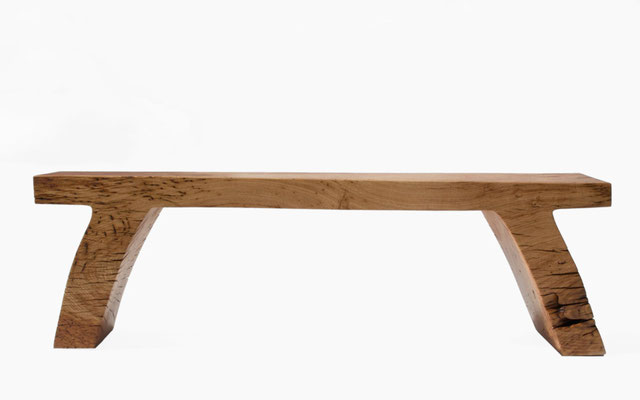 Grounding artisan bench B2475 in characterful oak – a singular art furniture masterpiece by Jörg Pietschmann, meticulously crafted to preserve the organic topography of the tree, inviting the quiet breath of the ancient woods into sophisticated modern int