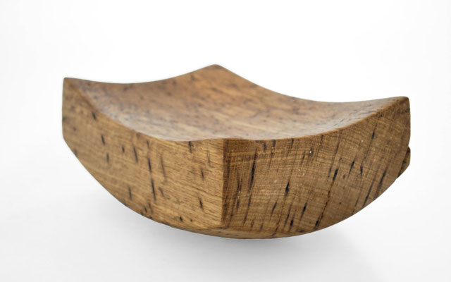 Spherical oak vessel V21604 – a perfectly rounded, hollowed sculpture by Jörg Pietschmann that acts as a focal point in luxury design, drawing eyes to its circular grain orientation.