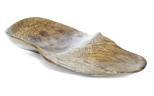 Ancestral gallery vessel Oak V0295 – a profound hollowed artwork by Jörg Pietschmann, masterfully shaped to expose the rich, organic soul of the timber and elevate high-end environments with the primal spirit of the wilderness.