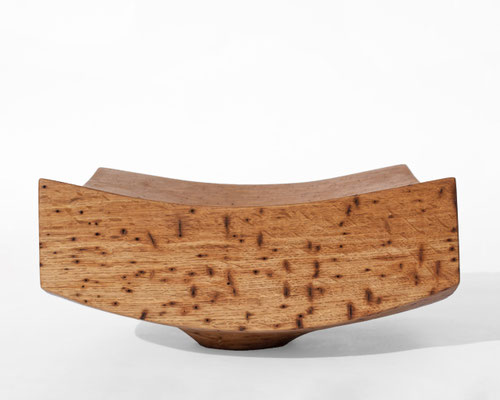 Contemplative artisan bowl Oak V21304 – a profound hollowed sculpture by Jörg Pietschmann, masterfully shaped to reveal the dark, hidden layers of the timber's history and enrich sophisticated spaces with the mystic echo of the woodlands.