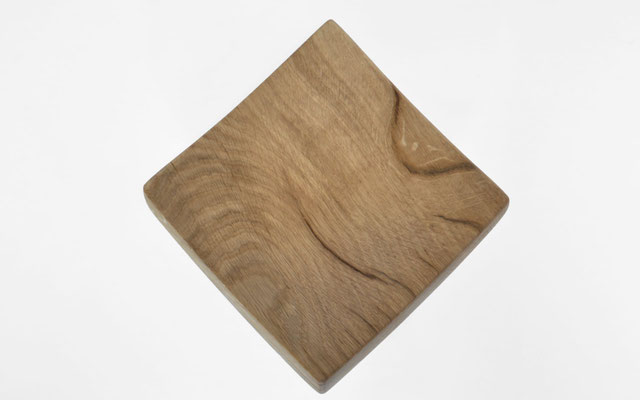 Minimalist oak bowl V21434 – a finely balanced contemporary vessel by Jörg Pietschmann, focusing on clean geometry and smooth surfaces that highlight the timeless elegance of classic oak timber.