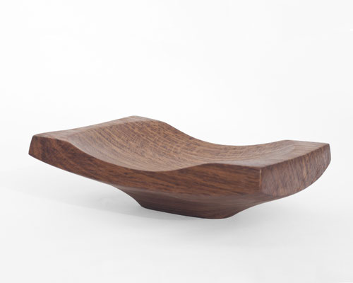 Fluid vessel sculpture ancient Oak V21014 – a breathtaking hollowed masterpiece by Jörg Pietschmann, balancing rich organic mass with refined contours to channel the timeless echo of the earth into premium contemporary environments