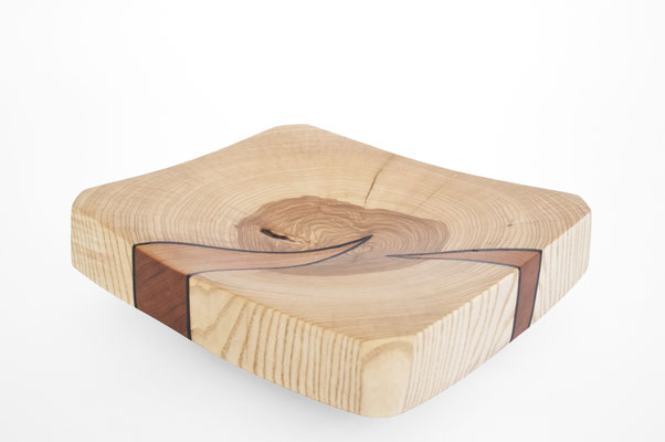 Elegant artisan bowl in rich Ash and cherry wood – a contemplative hollowed artwork by Jörg Pietschmann, mindfully shaped to reveal the warm, poetic undertones of the grain and enrich sophisticated spaces with a calm, timeless presence.