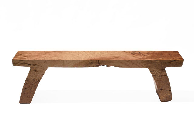 Grounding artisan bench B2475 in characterful oak – a singular art furniture masterpiece by Jörg Pietschmann, meticulously crafted to preserve the organic topography of the tree, inviting the quiet breath of the ancient woods into sophisticated modern int