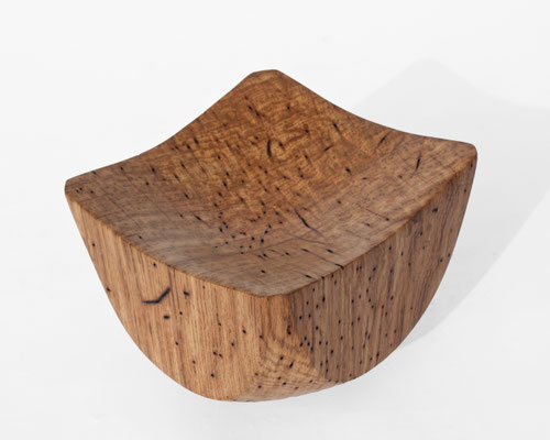Fluid vessel sculpture ancient Oak V21294 – a breathtaking hollowed masterpiece by Jörg Pietschmann, balancing rich organic mass with refined contours to channel the timeless echo of the earth into premium contemporary environments.