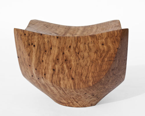 Fluid vessel sculpture ancient Oak V21294 – a breathtaking hollowed masterpiece by Jörg Pietschmann, balancing rich organic mass with refined contours to channel the timeless echo of the earth into premium contemporary environments.