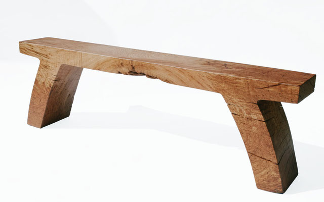 Grounding artisan bench B2475 in characterful oak – a singular art furniture masterpiece by Jörg Pietschmann, meticulously crafted to preserve the organic topography of the tree, inviting the quiet breath of the ancient woods into sophisticated modern int