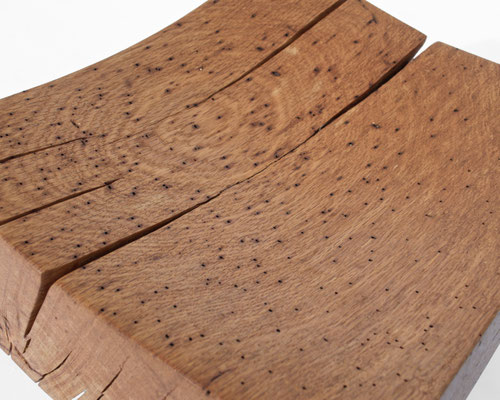 Contemplative artisan bowl Oak V21304 – a profound hollowed sculpture by Jörg Pietschmann, masterfully shaped to reveal the dark, hidden layers of the timber's history and enrich sophisticated spaces with the mystic echo of the woodlands.
