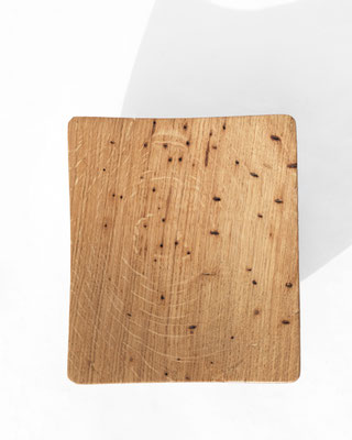 Dynamic gallery vessel Oak V21314 – a breathtaking hollowed centerpiece by Jörg Pietschmann, mindfully sculpted to capture the sweeping, organic lines of the grain and bring the rhythmic pulse of the wilderness into refined interiors.