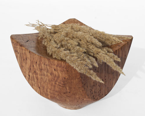 Fluid vessel sculpture ancient Oak V21294 – a breathtaking hollowed masterpiece by Jörg Pietschmann, balancing rich organic mass with refined contours to channel the timeless echo of the earth into premium contemporary environments.