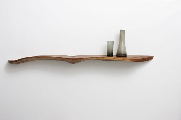 Expressive floating artwork W0199 in characterful oak – a monumental design statement by Jörg Pietschmann, sculpted to expose the dramatic core and fissures of the wood, grounding premium spaces with the untamed heartbeat of nature.