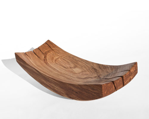 Statuesque vessel sculpture V21354 – a breathtaking art furniture piece by Jörg Pietschmann, flawlessly sculpted to reveal the dense ring formations of the timber and ground high-end spaces with the silent legacy of centuries.