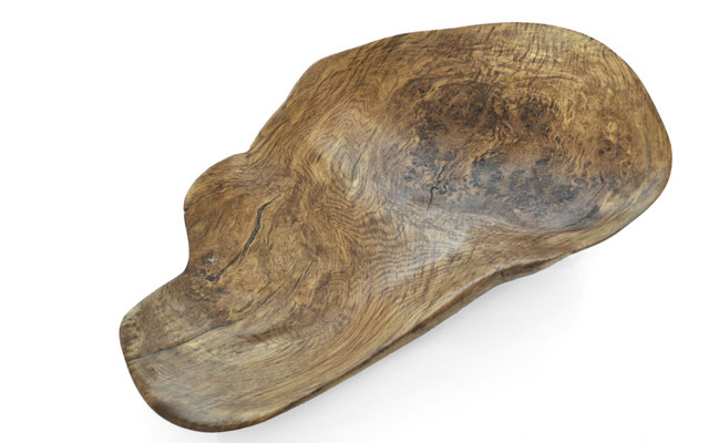 Ancestral gallery vessel Oak V0295 – a profound hollowed artwork by Jörg Pietschmann, masterfully shaped to expose the rich, organic soul of the timber and elevate high-end environments with the primal spirit of the wilderness.