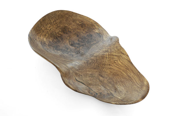 Ancestral gallery vessel Oak V0295 – a profound hollowed artwork by Jörg Pietschmann, masterfully shaped to expose the rich, organic soul of the timber and elevate high-end environments with the primal spirit of the wilderness.