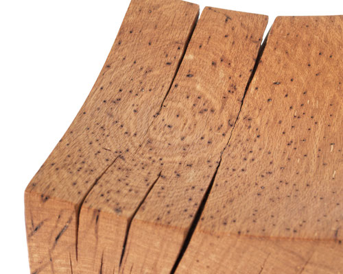 Contemplative artisan bowl Oak V21304 – a profound hollowed sculpture by Jörg Pietschmann, masterfully shaped to reveal the dark, hidden layers of the timber's history and enrich sophisticated spaces with the mystic echo of the woodlands.
