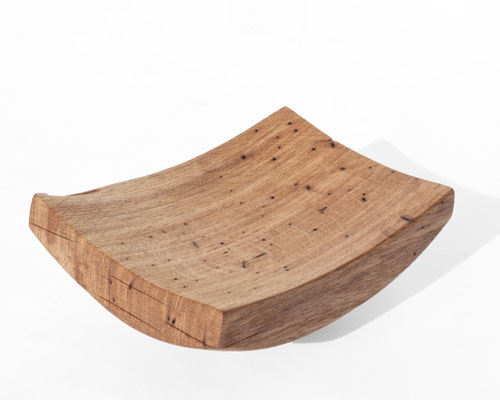 Monolithic artisan bowl Oak V21324 – an imposing hollowed sculpture by Jörg Pietschmann, hand-carved to emphasize the rugged surface grain and bring the raw topography of nature into high-end architectural concepts.